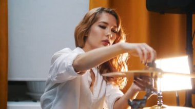 plaka ve drumkit aksesuar montajı. Stüdyo ışık