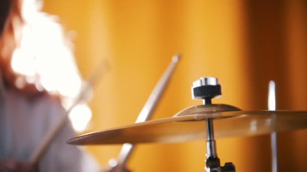 Herhaling. Meisje speelt drums. RAID trillingen. Achtergrondverlichting. — Stockvideo