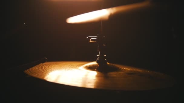 Opakování. Studio světla na bicí soupravu. hraje na raid — Stock video