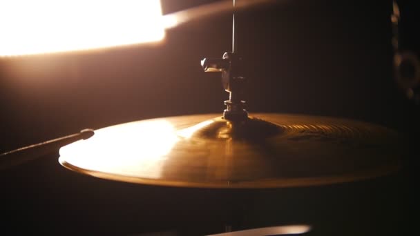 Herhaling. Studio licht op drumkit. maken van hi-hats — Stockvideo