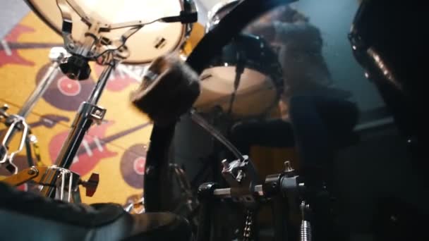 Herhaling. Meisje speelt drums. Sloeg de basdrum. Uitzicht vanaf bloem — Stockvideo