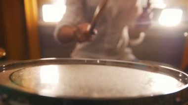 Tekrarlama. Zencefil kız davul tom-tom çalış. Portre. Backlights.