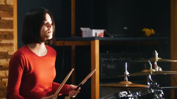 Upprepning. Flicka concentratedly spelar trummor — Stockvideo