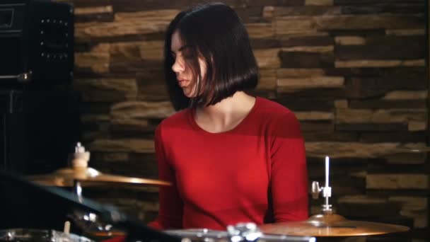 Repetición. Baterista chica concentrada tocando la batería — Vídeos de Stock