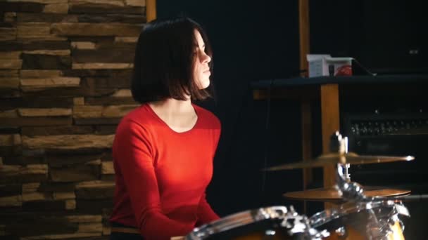 Herhaling. Meisje speelt actief de drums. Slow motion — Stockvideo