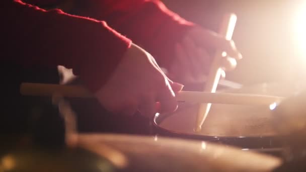 Herhaling. Meisje drummen. Snare close-up — Stockvideo