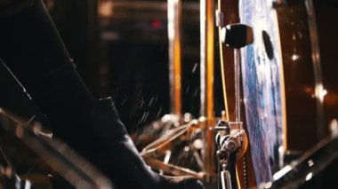 Tekrarlama. Aktif olarak oynayan kız davul ıslak. Su sıçrama. Tekme