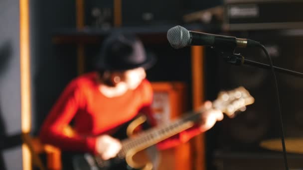 Menina no estúdio toca guitarra elétrica — Vídeo de Stock