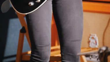 Güzel kız, bir elektro gitar ve başlamak iskambil içinde takmayı oturur