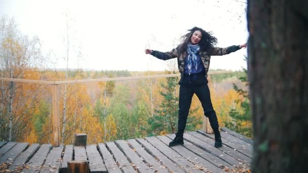 행복 한 여자 플랫폼에 춤입니다. 배경에 숲입니다. 슬로우 모션 — 비디오
