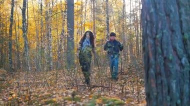 Genç bir kadın ve bir erkek birlikte hiking üzerinde. İskandinav yürüyüş