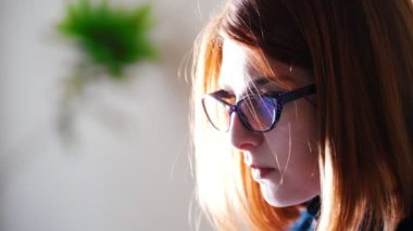 Kadın işçi laptop ofiste, bitkiler üzerinde tablo metni yazarak yakın çekim