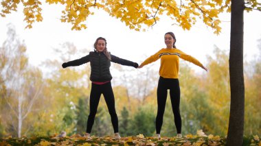 Isınma kızlar dışında eğitim Parkı önce yukarı. Eller yanlara