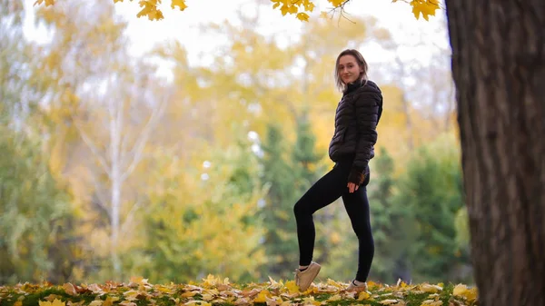Přizpůsobit gymnastka dívka stojící na podzim park — Stock fotografie