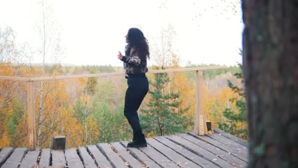Jeune femme souriante dansant à haute altitude . — Video