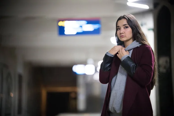 Ung vacker kvinna väntar på tåget i tunnelbana plattform. Natt — Stockfoto