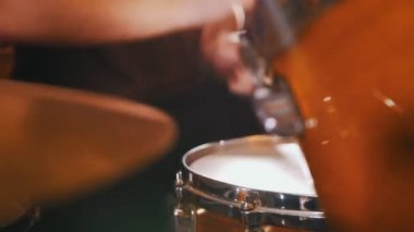 Hadnsome davulcu aktif bir garaj Studio müzik çalar.