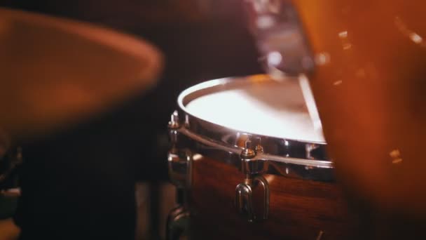 Baterista activamente toca música en el estudio en un garaje . — Vídeo de stock