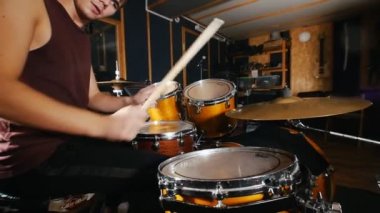 Davulcu tutkuyla Studio ıslak davul müzik çalar