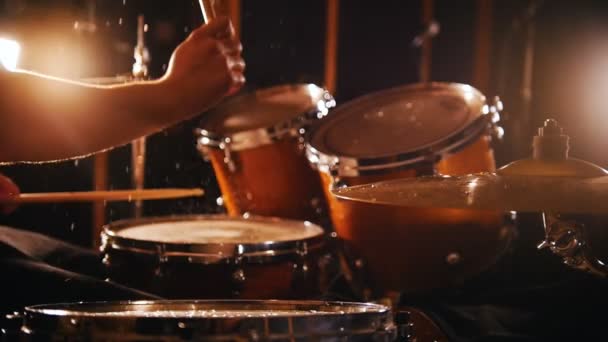 Baterista toca música en tambores mojados en el estudio en un garaje . — Vídeo de stock