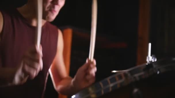 Drummer speelt muziek op natte drums in studio in een garage. Snare close-up — Stockvideo