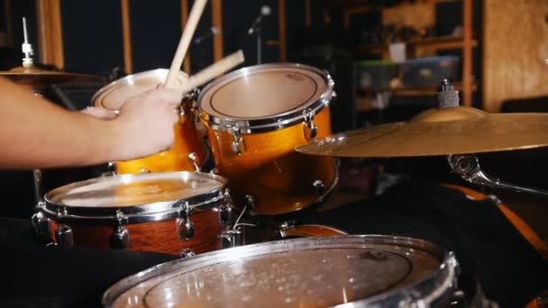 Baterista toca música em tambores molhados em estúdio — Vídeo de Stock