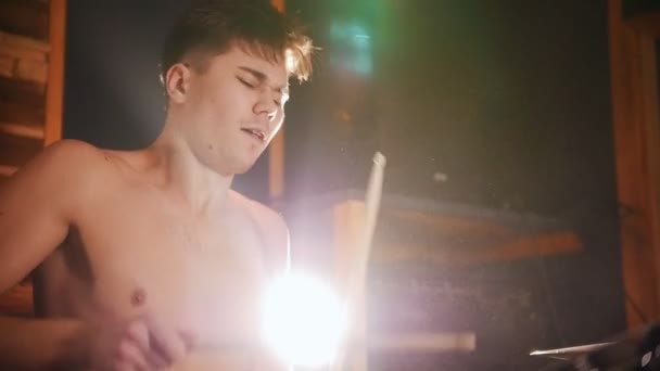 Shirtless drummer speelt hartstochtelijk muziek in studio. Close-up — Stockvideo