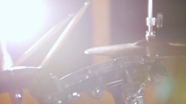 Schlagzeuger spielt im Studio. Trommelstöcke — Stockvideo