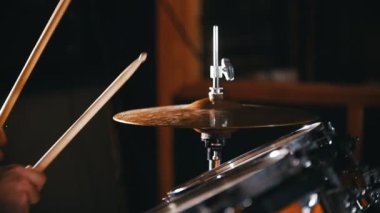 Studio bir garajda oynarken davulcu. Merhaba-şapka.