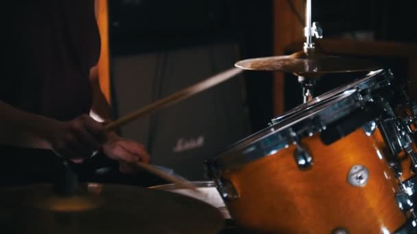 Guapo baterista tocando en un estudio en un garaje. De cerca. — Vídeos de Stock