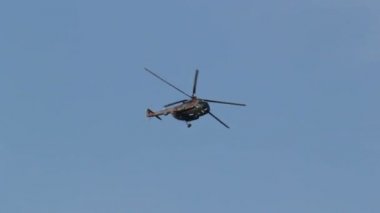 Kazan, Rusya Federasyonu - Ağustos 2018, - Mi-8 mavi gökyüzünde uçan helikopter
