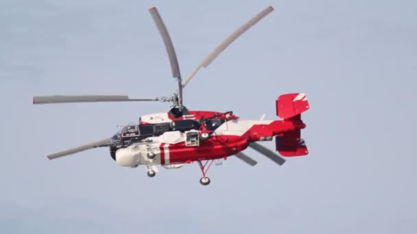 Kazan, Federação Russa - agosto de 2018, - helicóptero ka-32 sobrevoando a cidade de Kazan — Vídeo de Stock