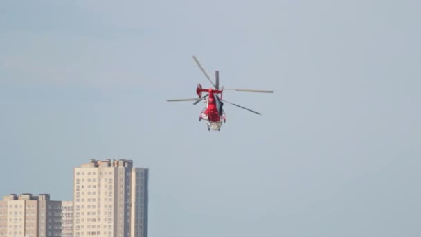 Kasan, Russische Föderation - August 2018, - Helikopter ka-32 fliegt über die Skyline der Großstadt — Stockvideo