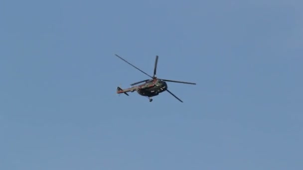Kazán, Federación Rusa - agosto 2018, - helicóptero Mi-8 volando en el cielo azul — Vídeos de Stock