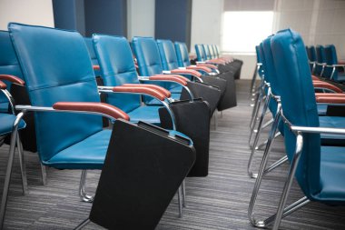 Konferans toplantı salonu. Satırları mavi sandalye