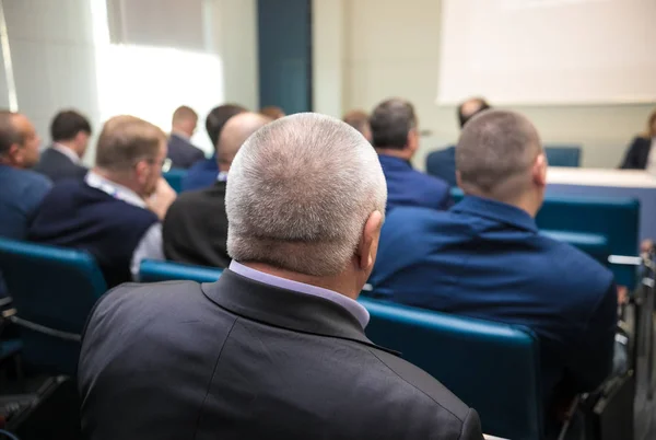 Persone sedute in coda alla conferenza d'affari — Foto Stock
