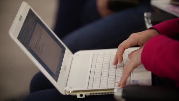 Man works on the laptop — Stock Video