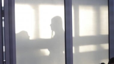 insanlar siluet yürüyen yalak koridor.