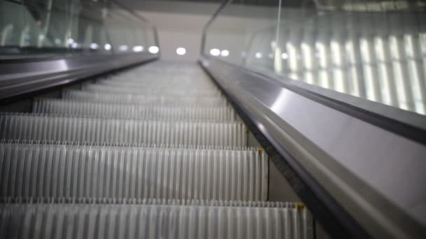 移动自动扶梯向上，思维能力，剥落、 楼梯和自动扶梯在一个公共的区域. — 图库视频影像