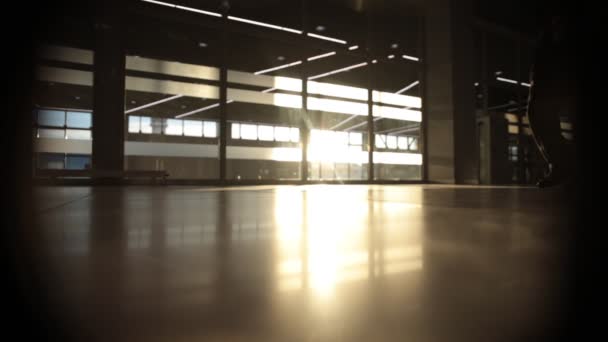 Achtergrondverlichting silhouet van mysterie mensen lopen voor grote raam — Stockvideo