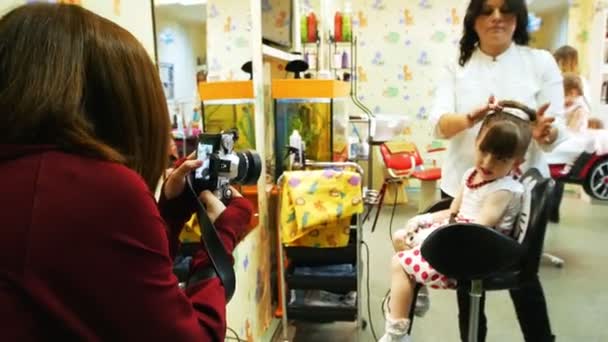 Frau fotografiert kleines Mädchen vor laufender Kamera — Stockvideo