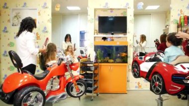 Küçük erkek ve kız ile iki stilistler çalışır