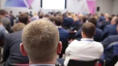 İnsanlar oditoryum başkanları. Buiseness konferans. kafasına odaklanmak