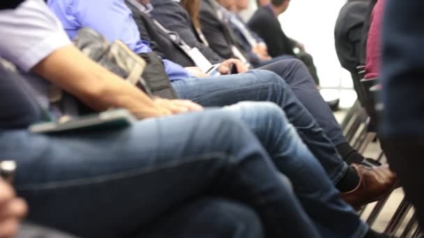 Des mains de gens dans l'auditorium. formation à l'humidité — Video