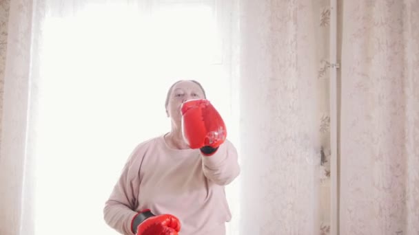 Eine alte Seniorin boxt — Stockvideo