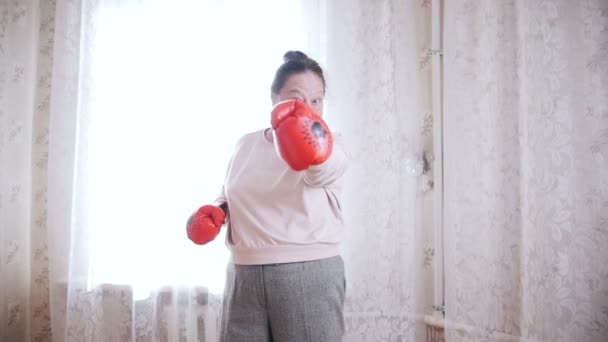 Una vieja mujer mayor boxeando en cámara lenta — Vídeos de Stock