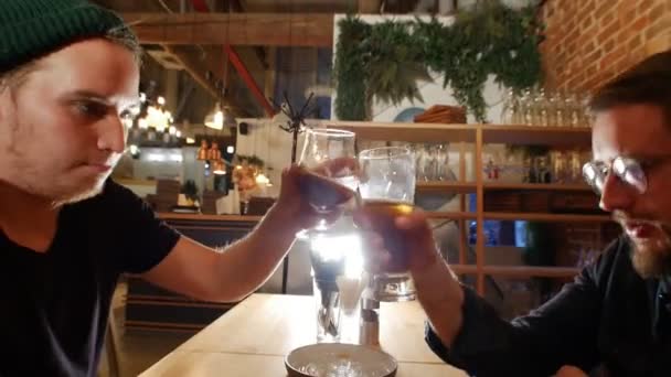 Dos tipos sentados en el bar, bebiendo cerveza . — Vídeos de Stock