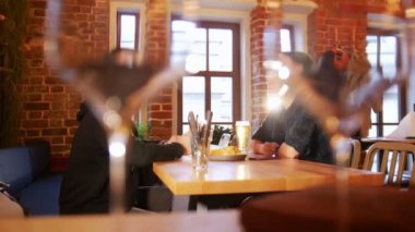 Bir restoranda bir masada oturan ve birbirinizle konuşmak iki adam