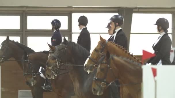 KAZAN, RUSSIA - 25 APRILE 2018: Campionato equestre - I fantini siedono su cavalli in uniforme e caschi in attesa della partenza della gara — Video Stock