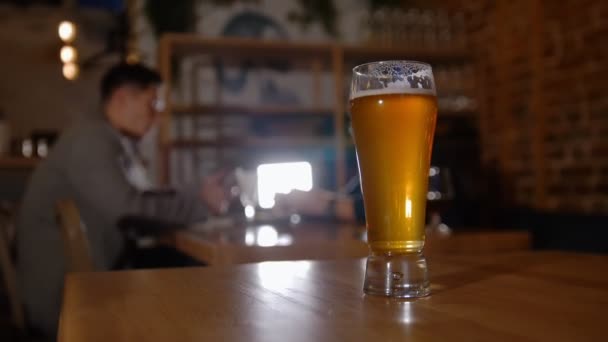 Vousatý muž v brýlích, mluví se svým přítelem v baru. Restaurace — Stock video